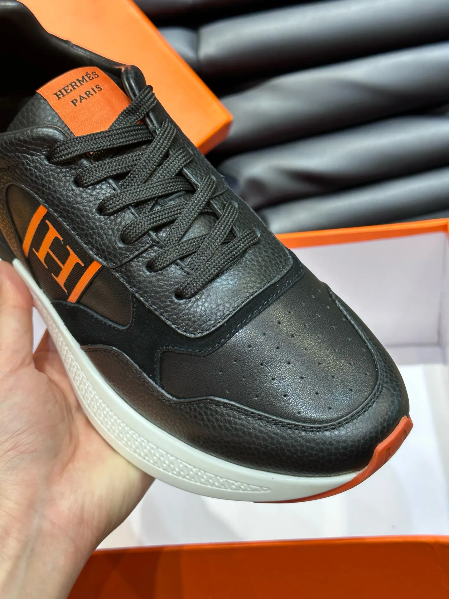 Factory price: 540💰HERMES/Hermes Hugo thick-soled sneakers are casual men's shoes. These sneakers are made of imported first-layer cowhide leather and breathable mesh design. The contrasting color design creates a dynamic and modern shape. The front end of the toe is decorated with natural-color rubber inlays. The style is novel and fashionable. The texture is incomparable, with cowhide lining and cowhide foot pads, the upper foot is comfortable and breathable, and the rubber sole is decorated with geometric patterns and iconic "H" details. A very personal one! Size: 39-44 (customized at 38.45)